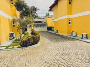 Apto no pavimento superior a 150m da Praia de Taperapuã, acomoda até 5 hóspedes. 1 vaga de garagem.